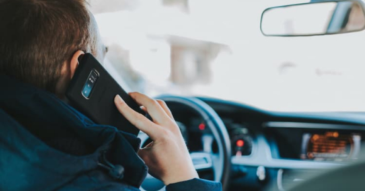 Cómo acertar con el soporte de móvil para el coche y evitar las nuevas  multas de la DGT