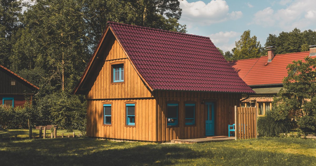 Construyó una casa de madera por 8.000 dólares y no pagará alquiler nunca  más