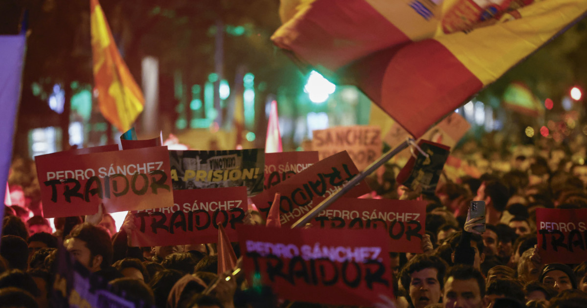 En vídeo: nueva jornada de protestas contra Sánchez en la sede del PSOE ...