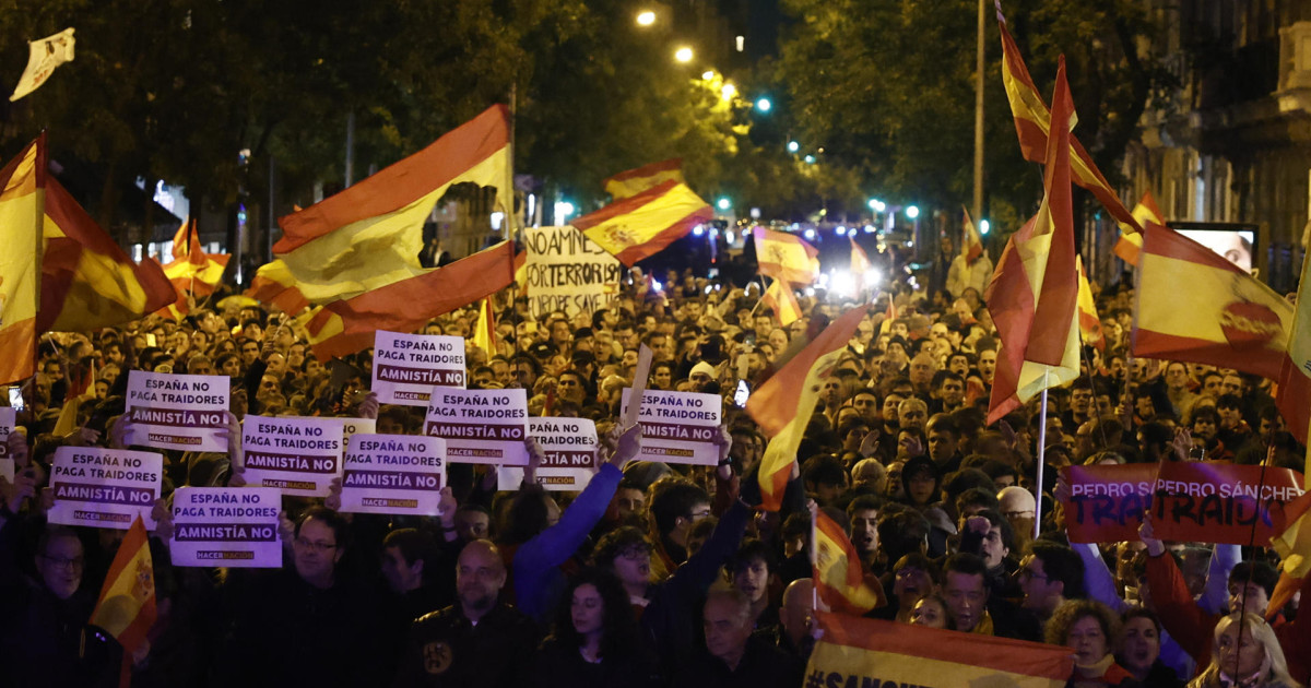 La protesta más multitudinaria en Ferraz contra la amnistía termina con ...