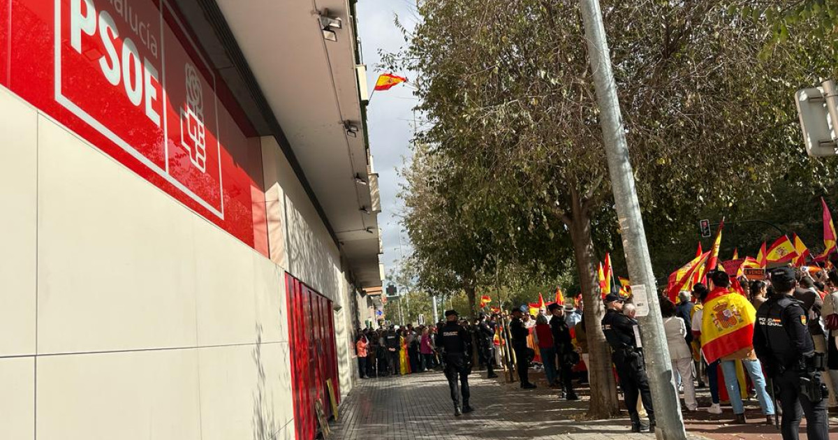Unas 3.000 personas se concentran ante la sede del PSOE de Córdoba tras ...