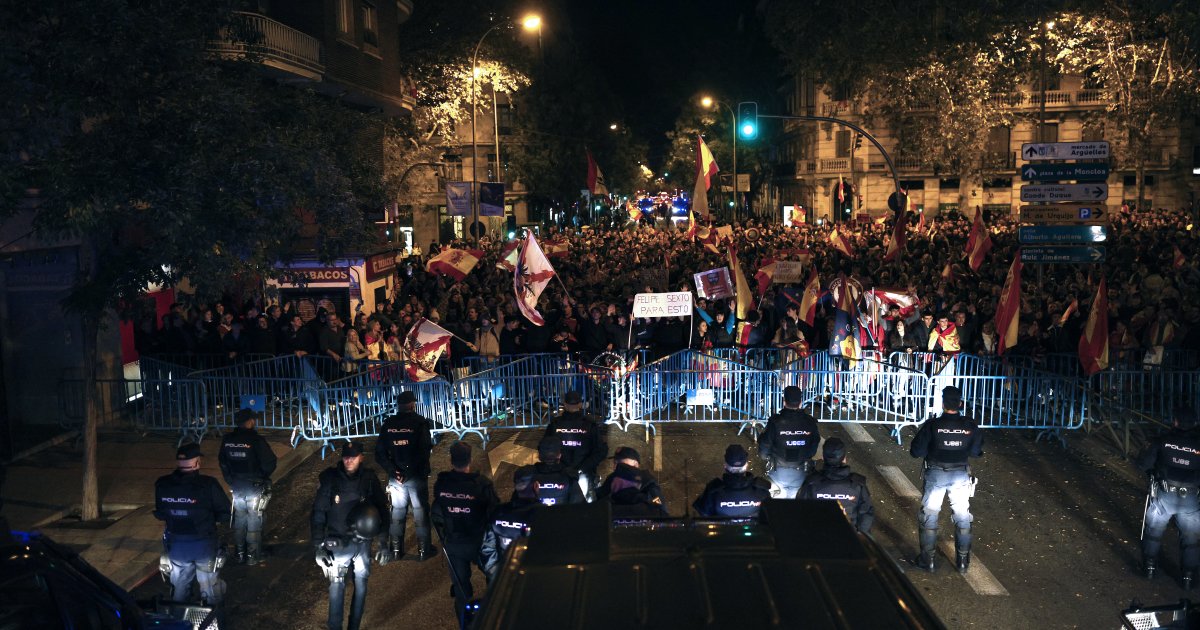 Directo | Décima noche de protestas en Ferraz contra la amnistía y los ...