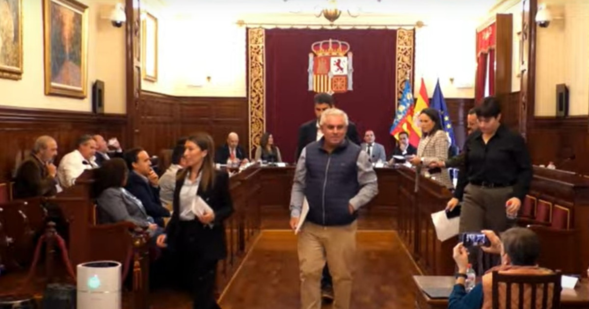 Los diputados del PSOE se marchan del Pleno de la Diputación de ...
