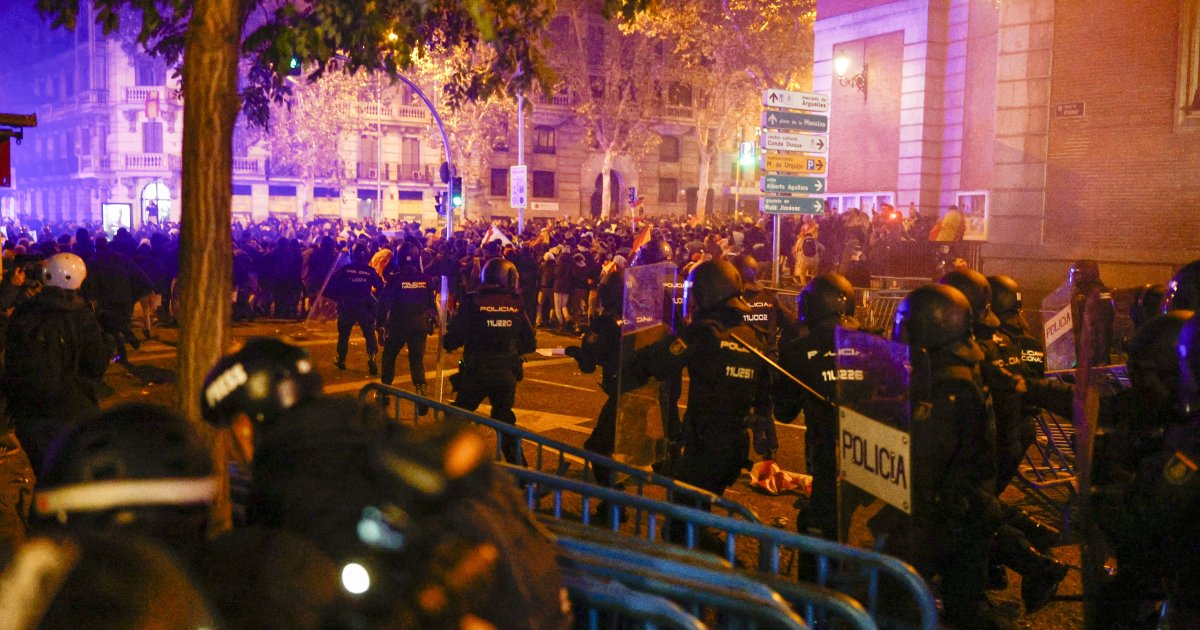 Tensión en Ferraz en la decimocuarta noche de protestas que termina con ...