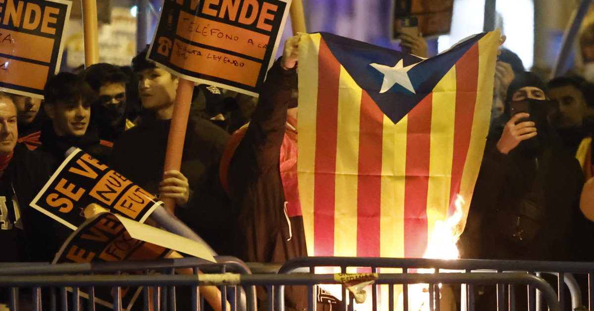 Directo | Decimosexta noche de protestas frente a la sede del PSOE en ...