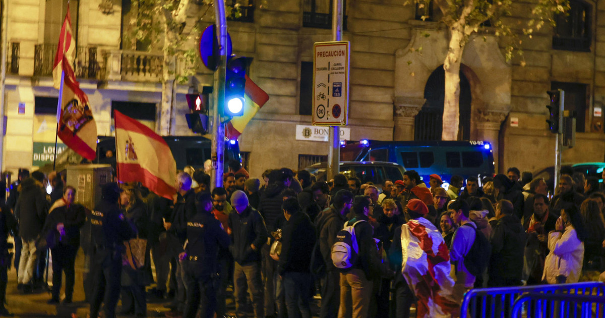 La tensión aumenta de nuevo en las protestas frente a Ferraz, en directo