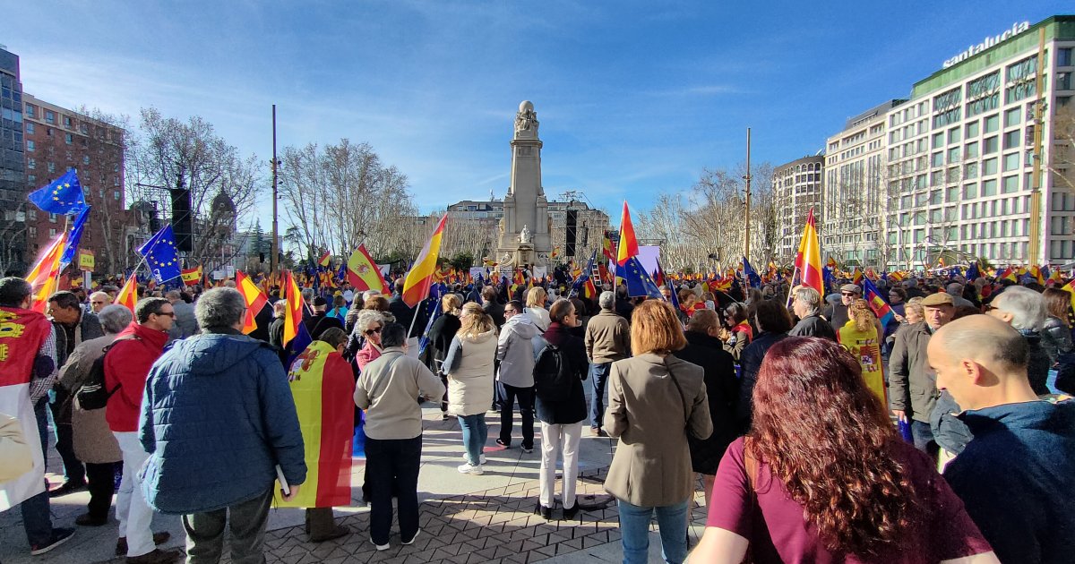Decenas de miles de españoles abarrotan la Plaza de España en la ...