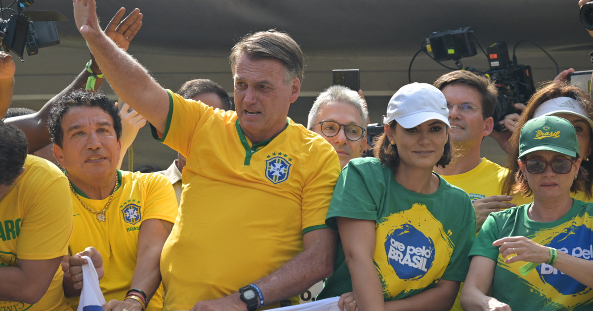 Bolsonaro se defiende de las acusaciones de golpismo ante miles de ...