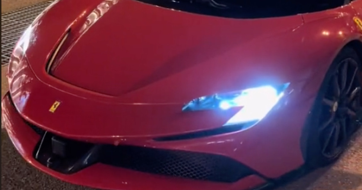 Se compra un Ferrari de 500.000 euros y lo reposta en una gasolinera ...