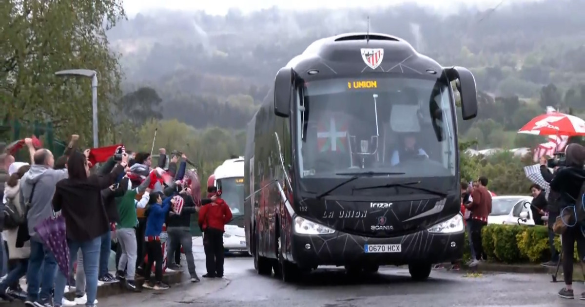 Emoción en Lezama al ver llegar al Athletic con la Copa del Rey