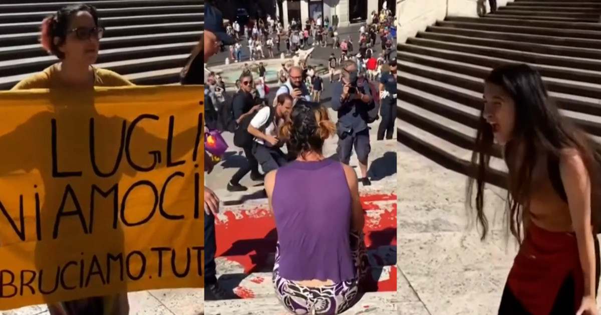 Un grupo de activistas tira pintura roja en la escalinata de la plaza ...
