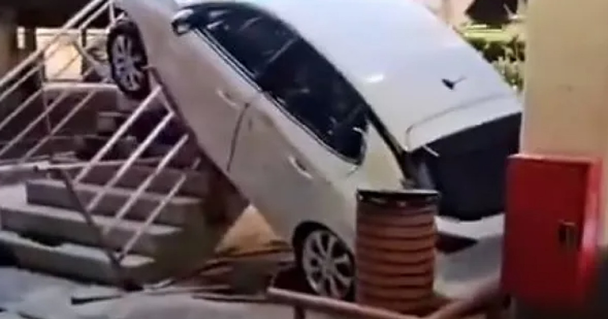 Un coche cae por las escaleras del parking de un centro comercial en ...