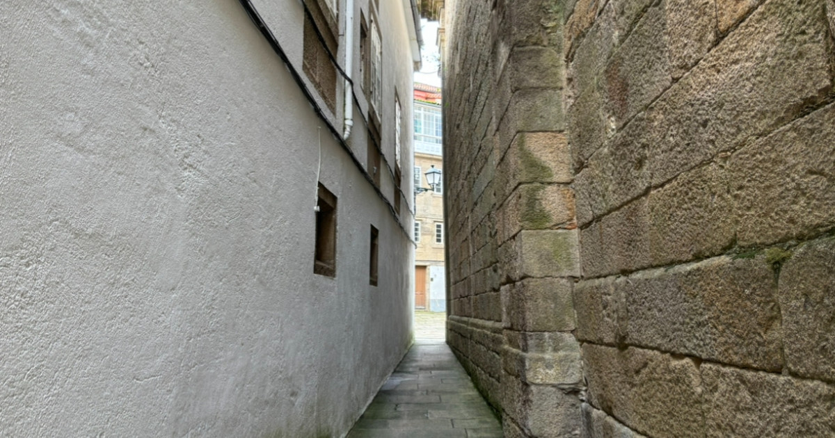 La calle más estrecha de Galicia y la segunda de España está en Santiago