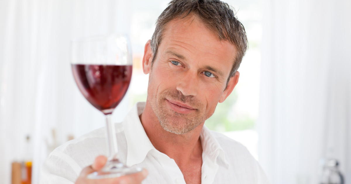 Media copa de vino al día, el tope de los científicos si tienes riesgo cardiovascular