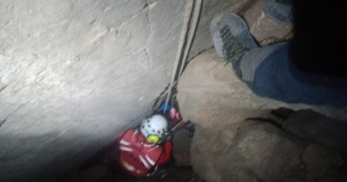 Así ha sido el impresionante rescate de un escalador con la rodilla ...