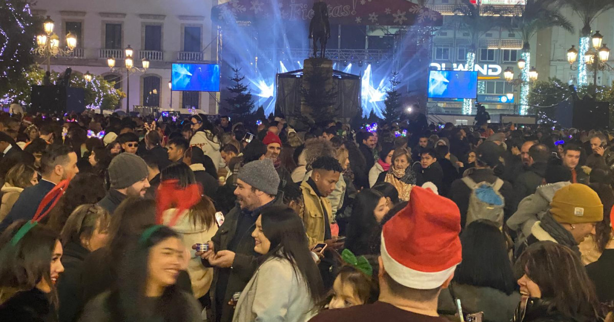 Miles de cordobeses dan la bienvenida a 2025 en la plaza de las Tendillas