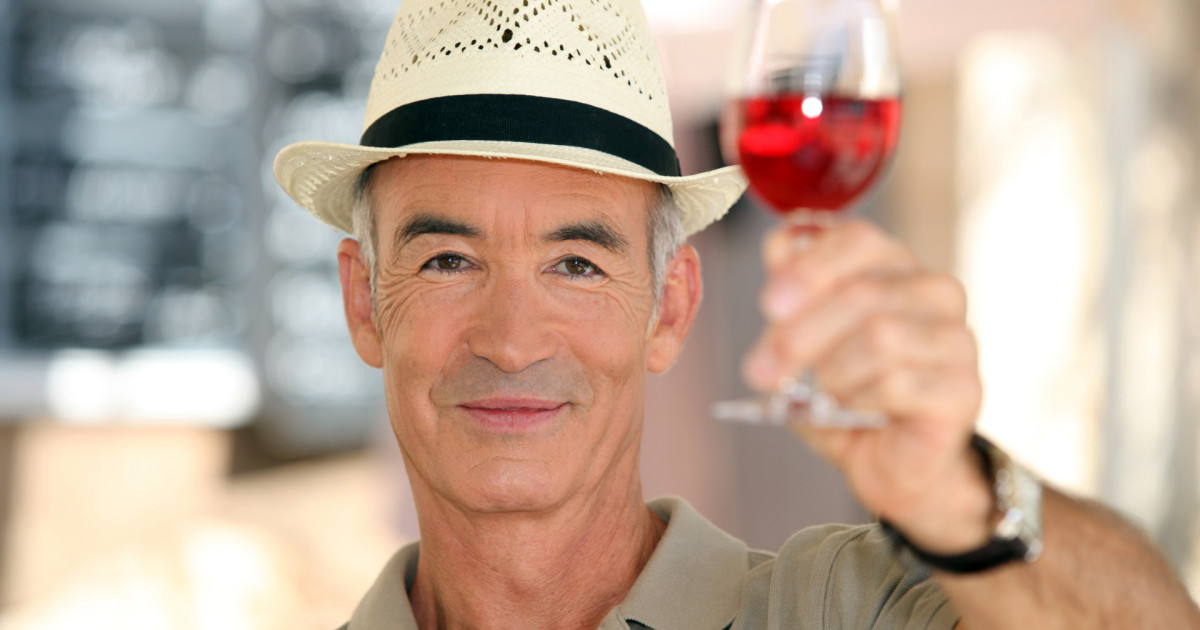 Jubilarse aumenta el riesgo de depresión pero, ¿una copita de vino podría ayudar?