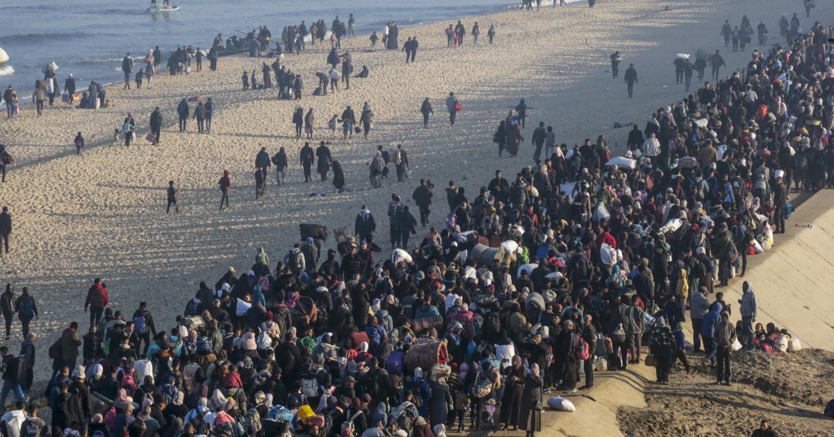 Miles de palestinos regresan a Gaza más de un año después tras el alto ...