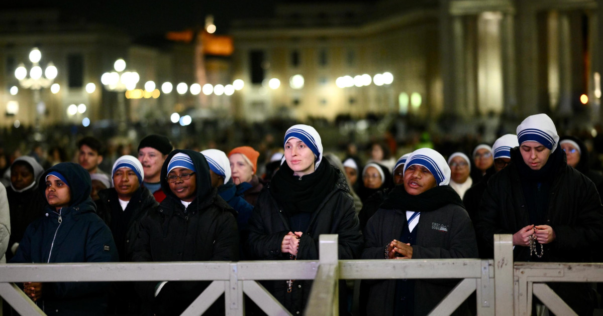 Rezo del rosario por la salud del Papa Francisco desde la Plaza de San ...