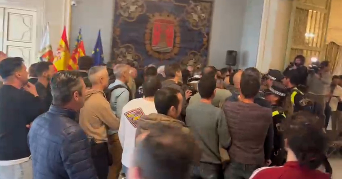 Un grupo de bomberos protesta en el pleno del Ayuntamiento de Alicante ...