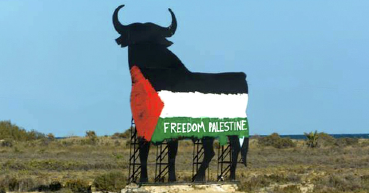 La bandera palestina, una vaca lechera y otras pintadas sobre el toro de  Osborne que indignan a los conductores