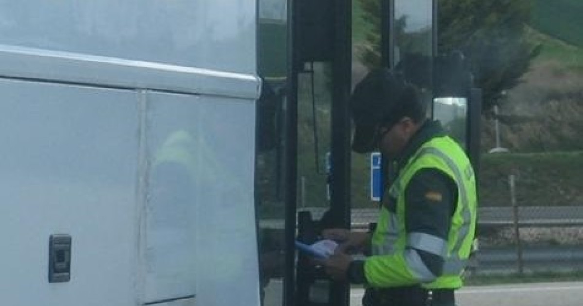 La Guardia Civil investiga al conductor de un autobús que conducía ...