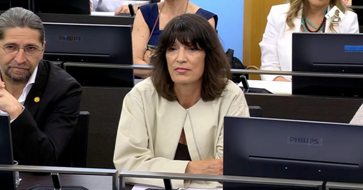 Retiran la palabra a la portavoz de Junts por negarse a preguntar en ...