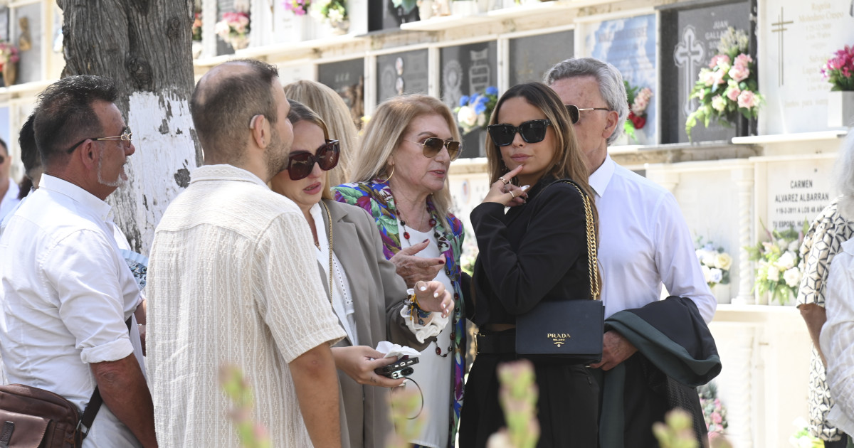 Lágrimas y una sonada ausencia en el homenaje a Rocío Jurado en Chipiona