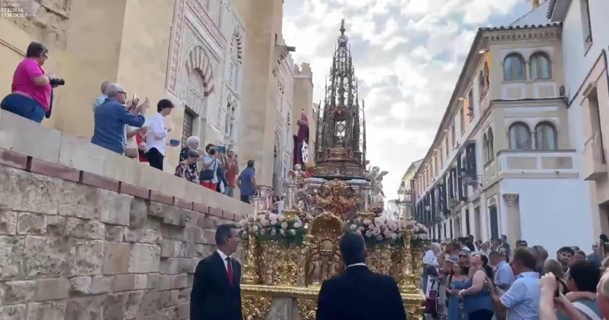 El Corpus Christi llena de fieles las calles de Córdoba
