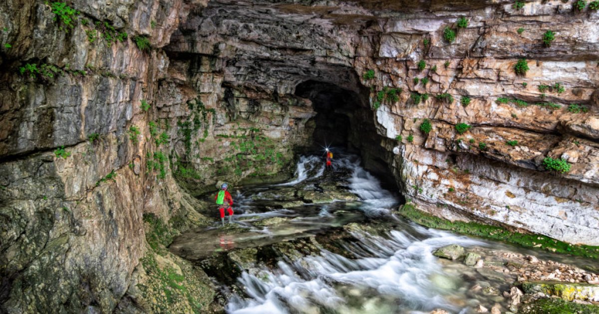 Adéntrate en el corazón del río Mundo: la espeleología más espectacular ...