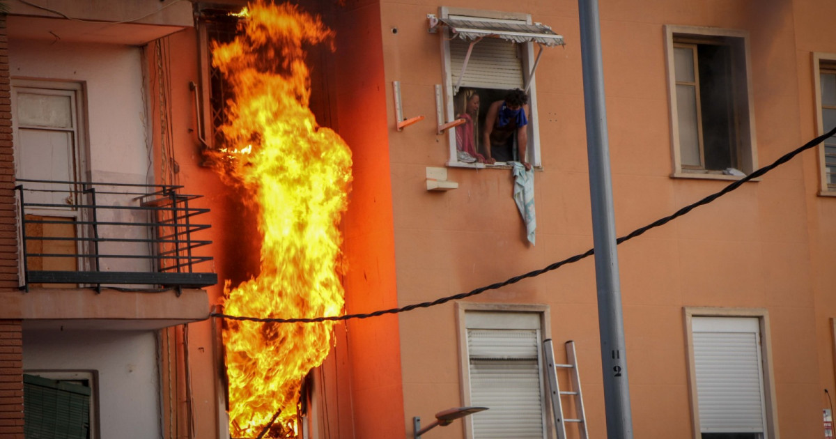 Dos okupas resultan heridos en el incendio de un edificio afectado por ...