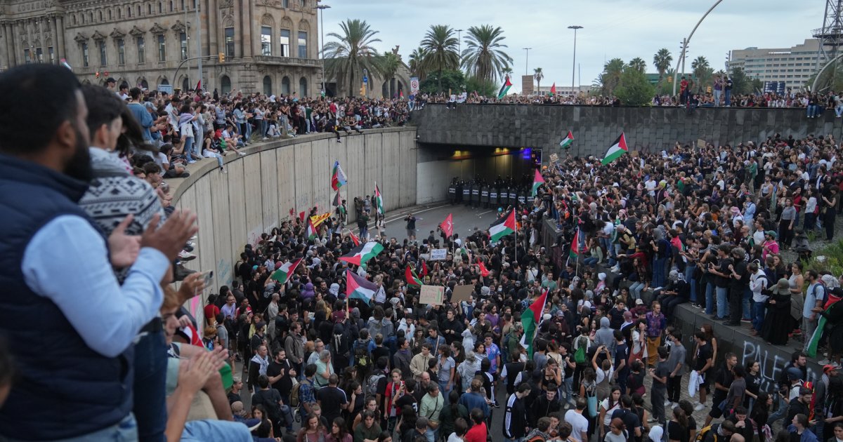 Miles de personas protestan en Barcelona por la interceptación de la ...