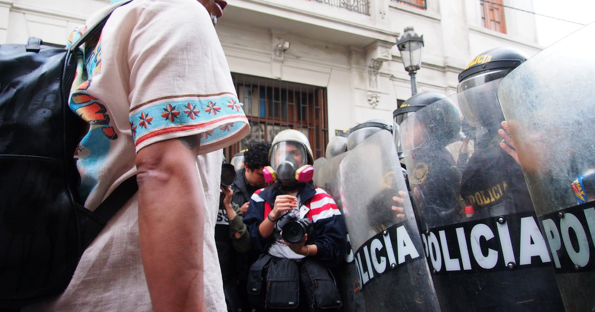 Un muerto y más de cien heridos en las protestas contra el Gobierno en Lima