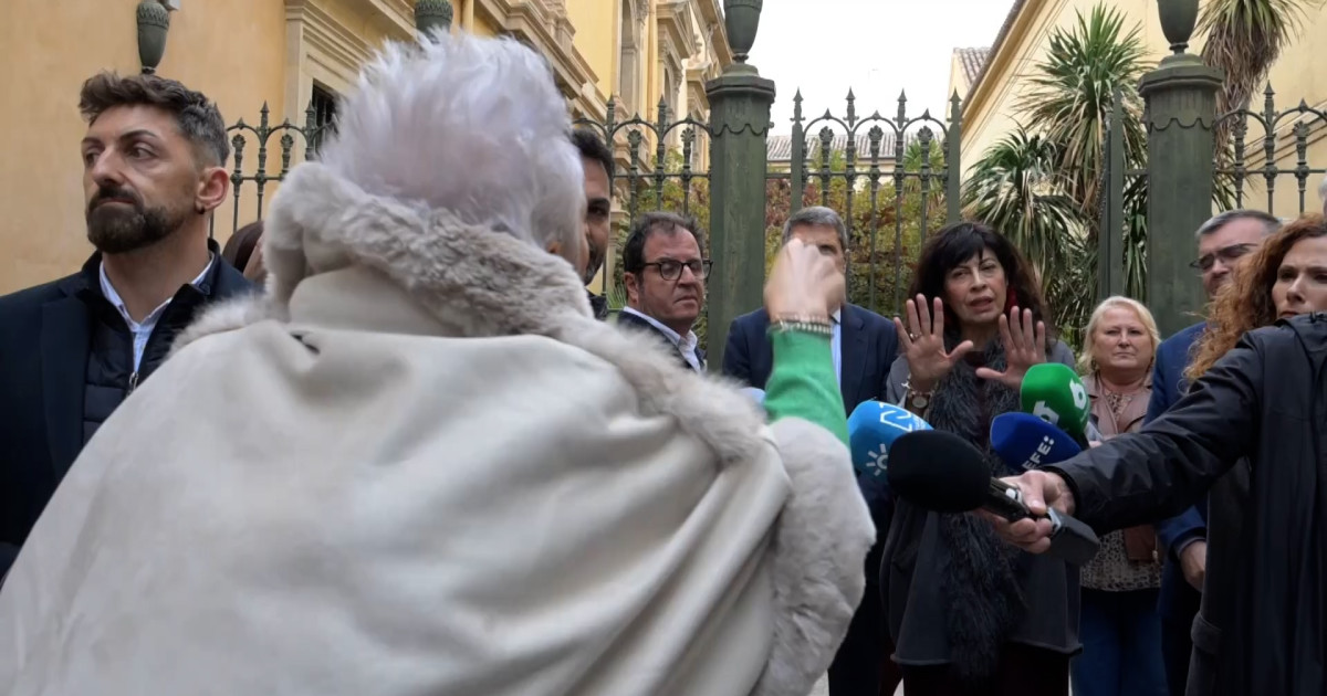 Una mujer increpa a Ana Redondo por los fallos en las pulseras antimaltrato