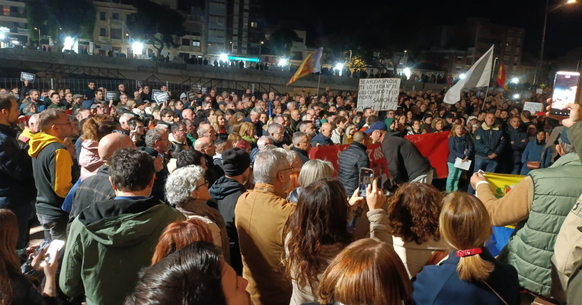 Paiporta registra la primera protesta contra Pedro Sánchez por la gestión  de la dana