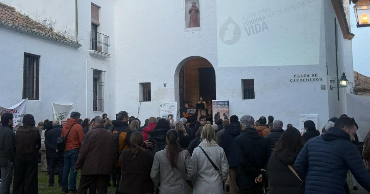 Un centenar de personas se concentra en Capuchinos para reivindicar el ...