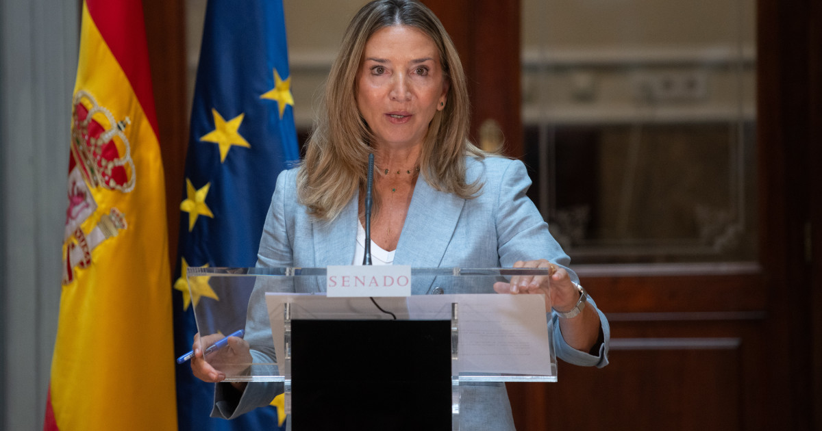 Alicia García (PP) ofrece una rueda de prensa, en directo