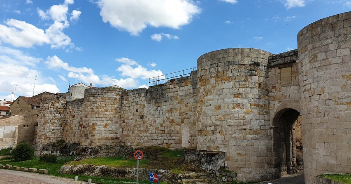 Identificados dos menores por pintadas en la muralla medieval de Zamora