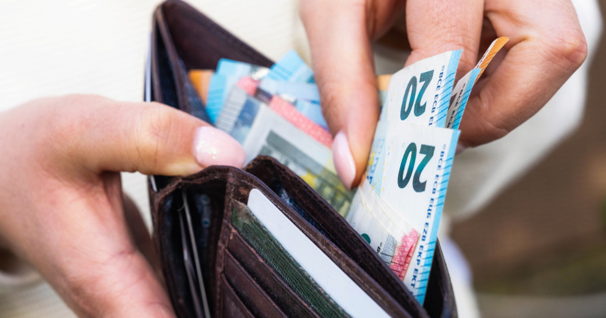 ¿Pueden obligarme a pagar en efectivo en un comercio?