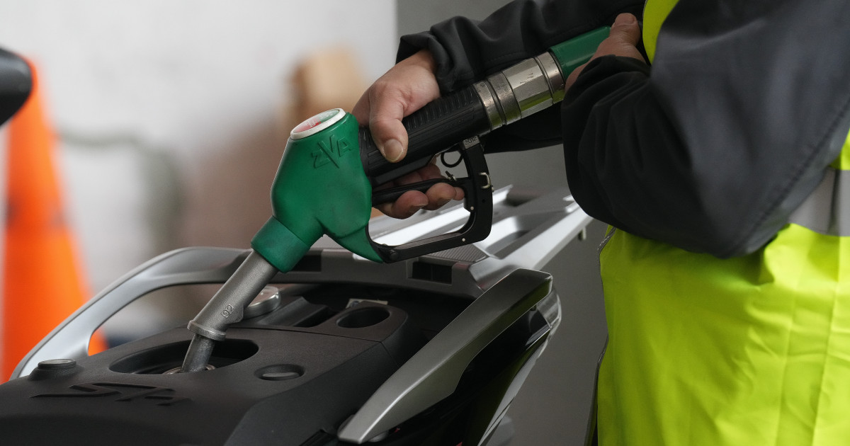 La rebaja del IVA de los carburantes en España atrae a conductores ...