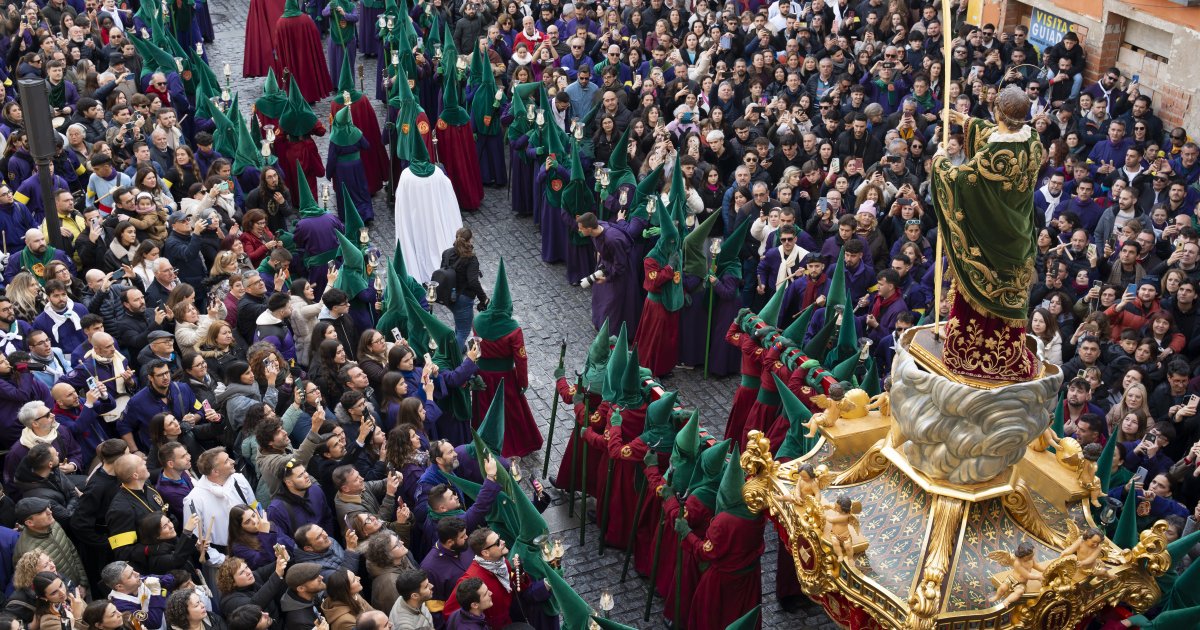 Así ha sonado el himno de España en la procesión Camino del Calvario en Cuenca