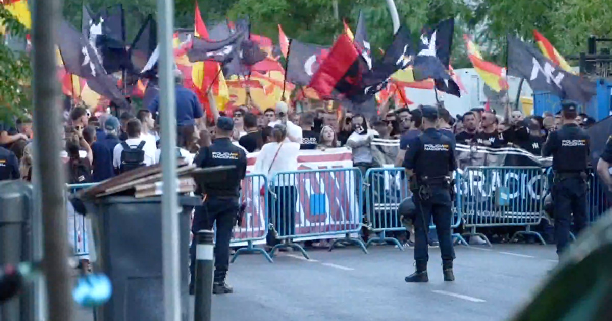 Manifestación frente a la embajada de Marruecos contra la oleada de  inmigrantes en Ceuta, en directo